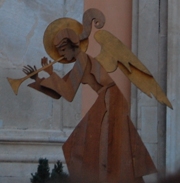 Un angelo con la vuvuzela, parte dello scenario sul palco